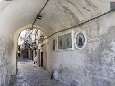 ...e impreziosito da un�edicola sacra dedicata a San Nicola e l�Addolorata